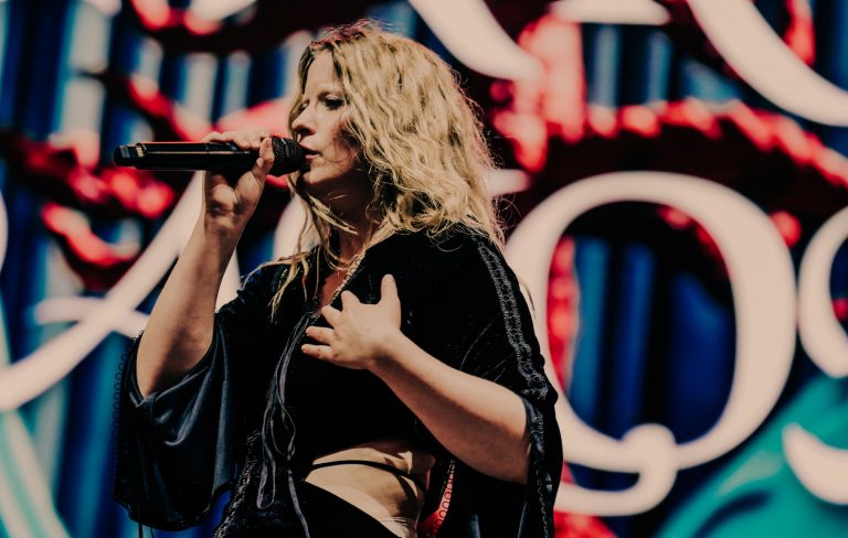 Paris Paloma tells crowd, “If you want to support artists, don’t use AI” on stage at Bilbao BBK Live 2026