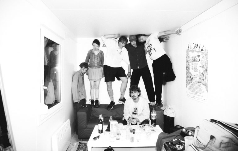 Fat Dog paint a picture of “two fucking insane people who argue constantly” on manic new single ‘Shit Love’