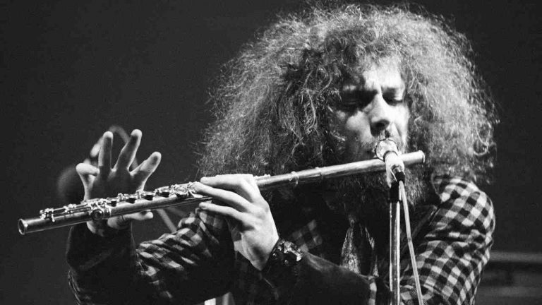 Jethro Tull’s Ian Anderson names the legendary punk singer who asked him for an autograph: “It’s not for me, it’s for my mother”