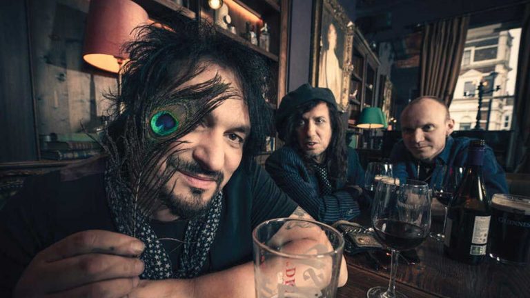 “Ilike rock’n’roll to have alittle bit of dirt and some drunkenness and the element of surprise.” Meet Hanoi Rocks legend Sami Yaffa’s new band The Sideshows