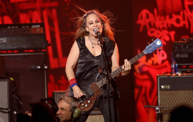 L7 bassist Jennifer Finch diagnosed with aggressive brain cancer