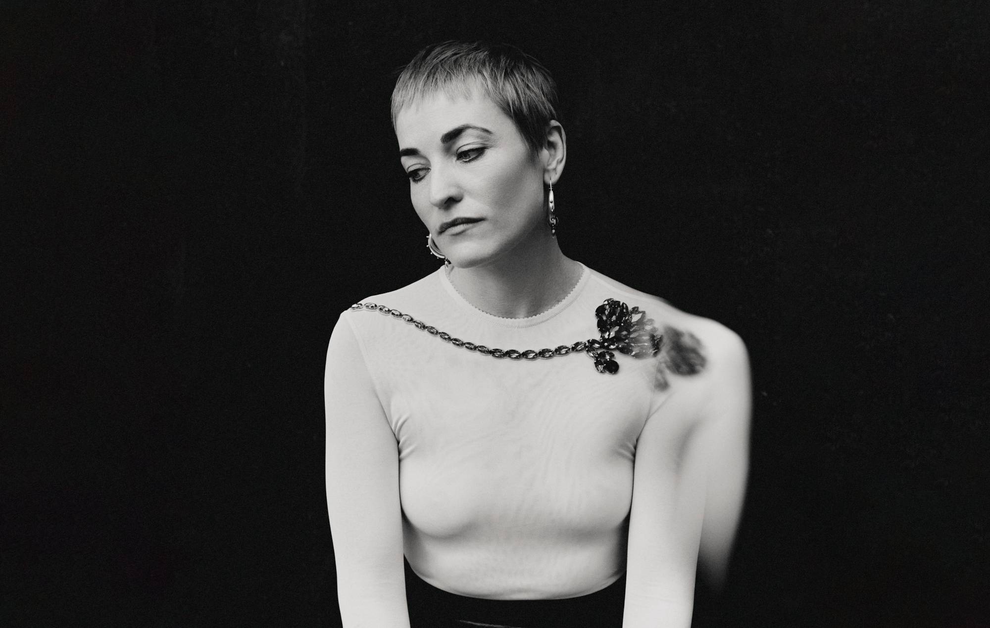 Lankum’s Radie Peat weighs up “two extremes” of relationship on haunting debut solo single, ‘Still I Love Him’