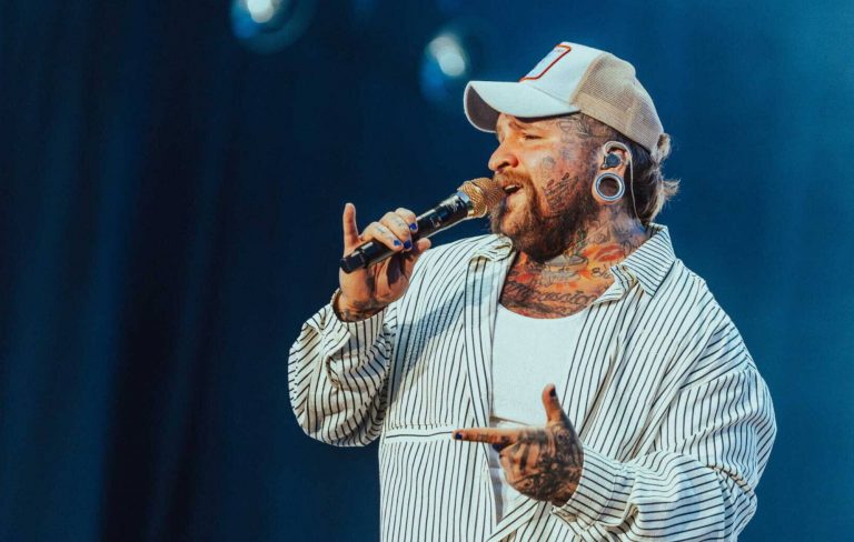 Teddy Swims covers Van Halen’s ‘Jump’ at Electric Castle 2026