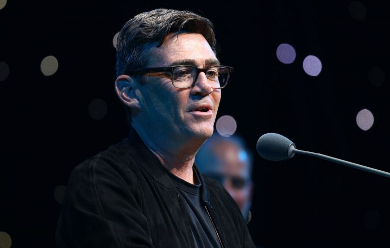 Watch Andy Burnham blind-rank his favourite bands – including Oasis, The Smiths, Wolf Alice and more