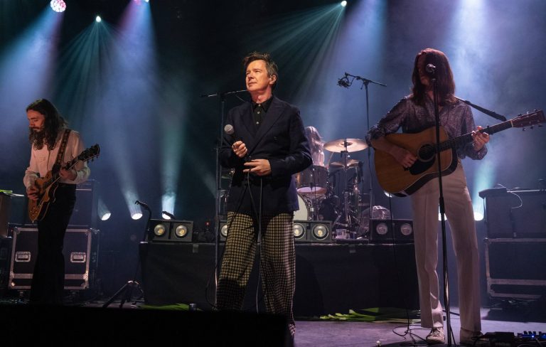 Watch Rick Astley join Blossoms for ‘Joke About Divorce’ at Tramlines