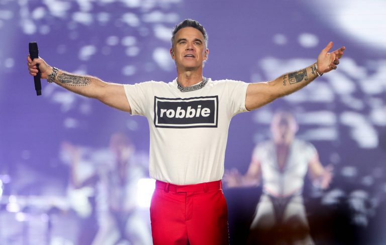Watch Robbie Williams surprise fans by busking ‘Angels’ on streets of Seville