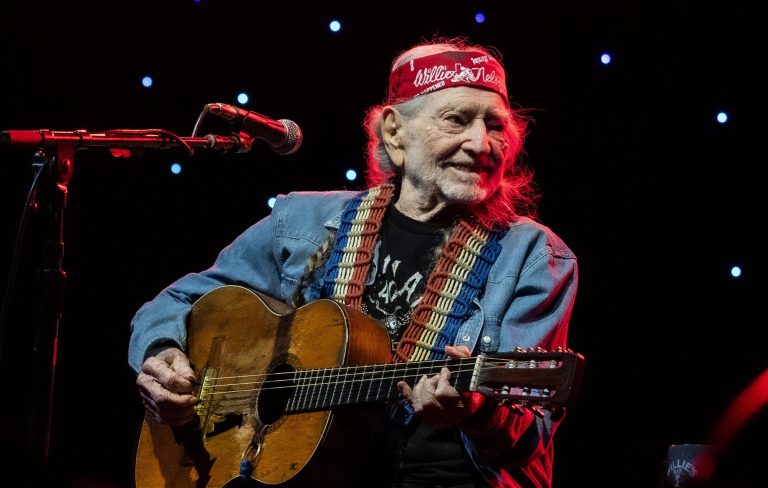 Willie Nelson shares call for communities to “fight” against data centres