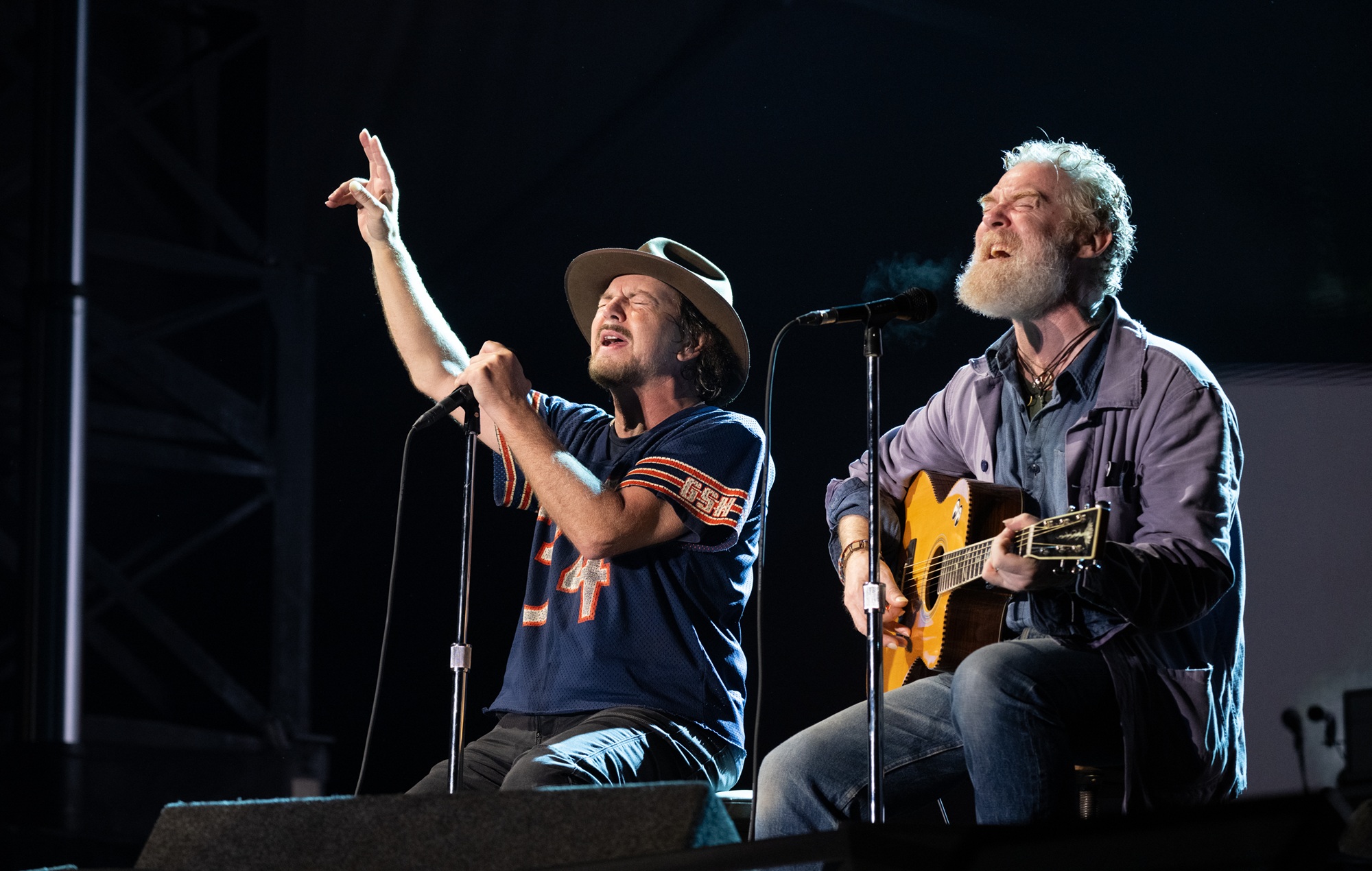 Eddie Vedder pays tribute to friend Glen Hansard by busking in his spot in Dublin city centre