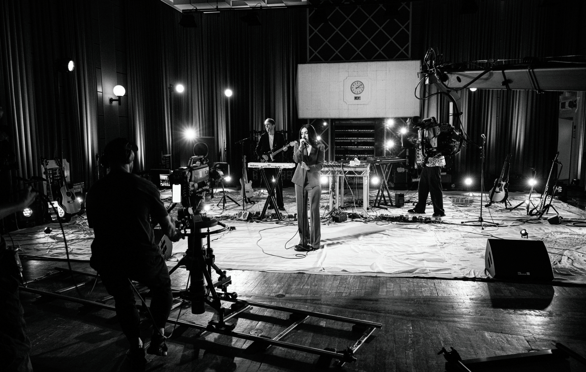 Charli XCX records intimate performance and interview from Maida Vale, says ‘2007’ is “about making TikToks”