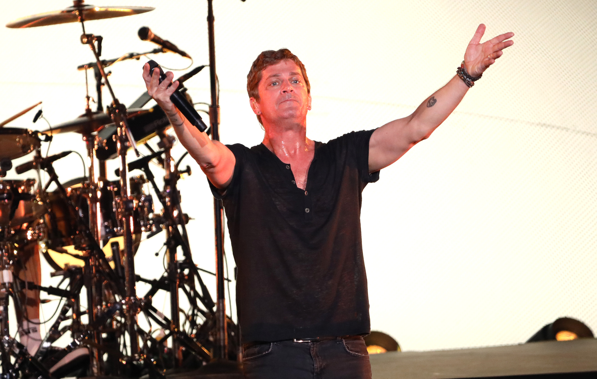 Matchbox Twenty’s Rob Thomas goes viral for swinging mic stand into bandmate’s head, smashing his in-ears