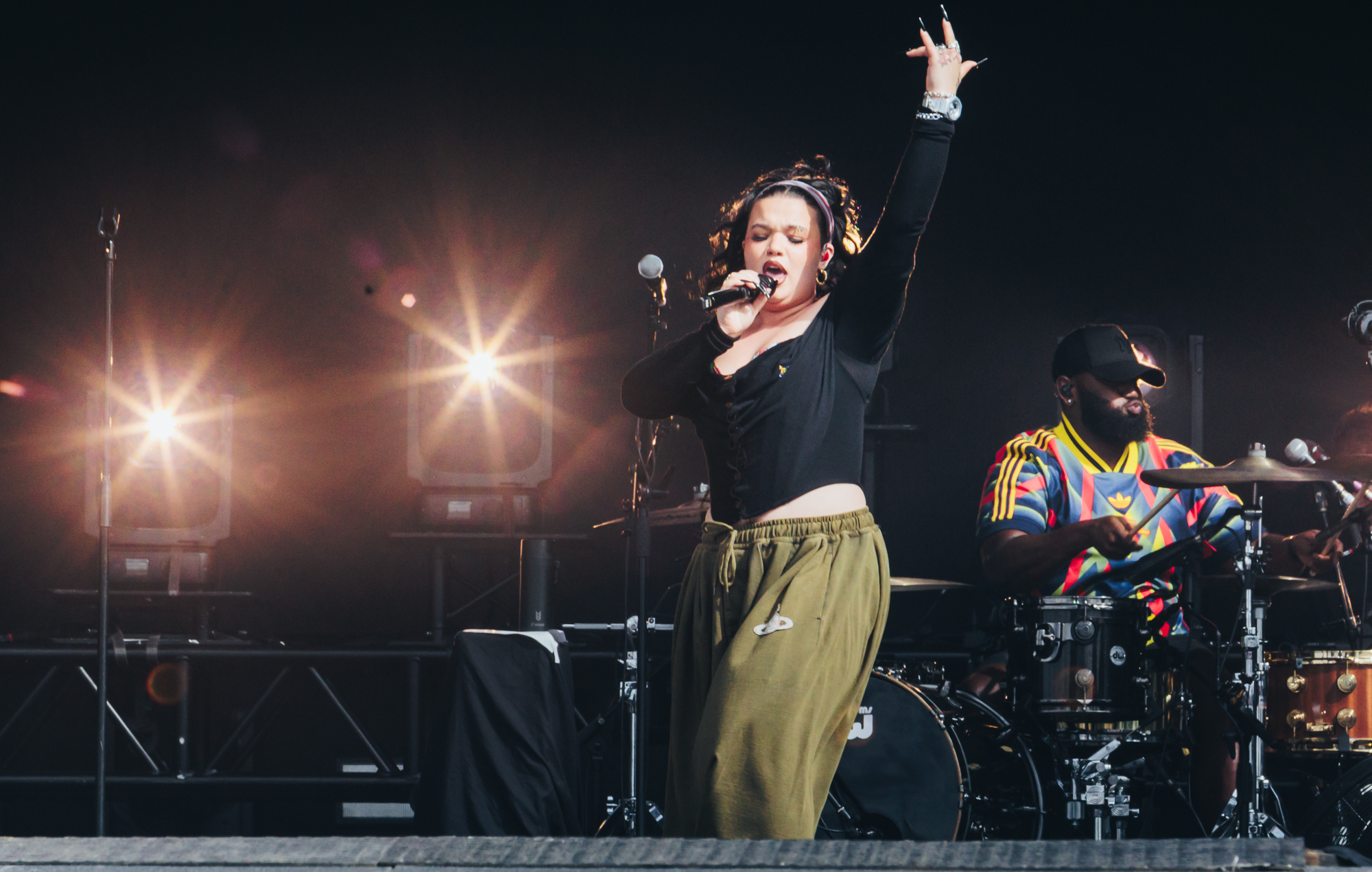 Lola Young tells Reading 2026 to “try not to give a fuck” as she plays “surprise” set