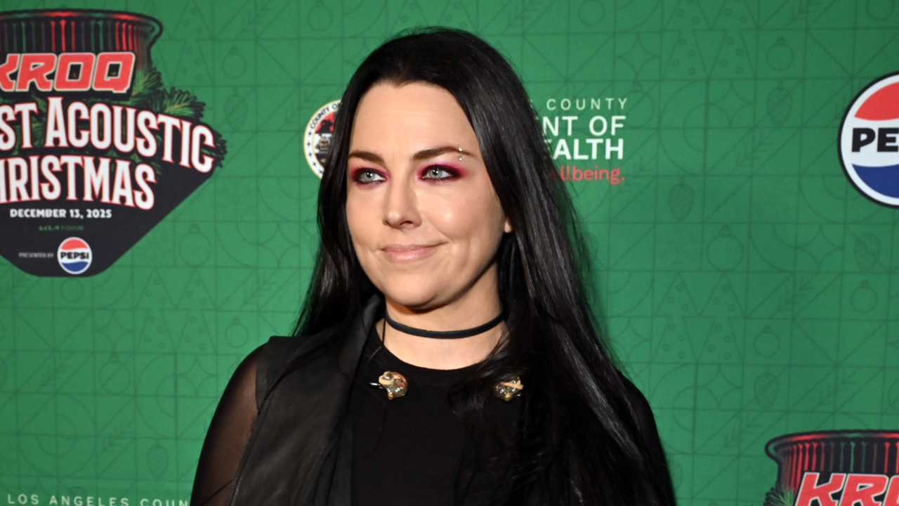 “I would hope that whoever told you that you are ugly is not anyone you would call a friend.” Evanescence’s Amy Lee shares some beautiful advice with a fan – and explains why “being an Instagram star” is not the important part of making art