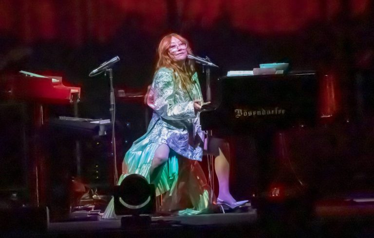 Watch Tori Amos cover ‘Falling Slowly’ in tribute to Glen Hansard