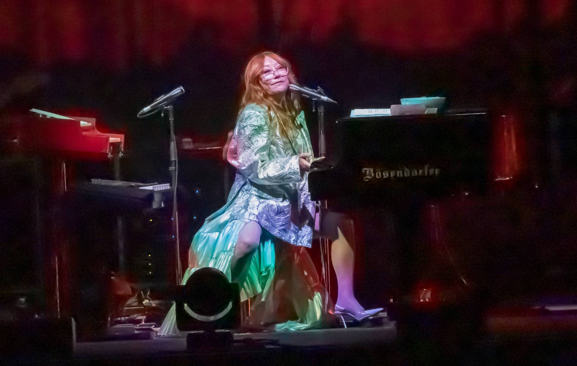 Watch Tori Amos cover ‘Falling Slowly’ in tribute to Glen Hansard