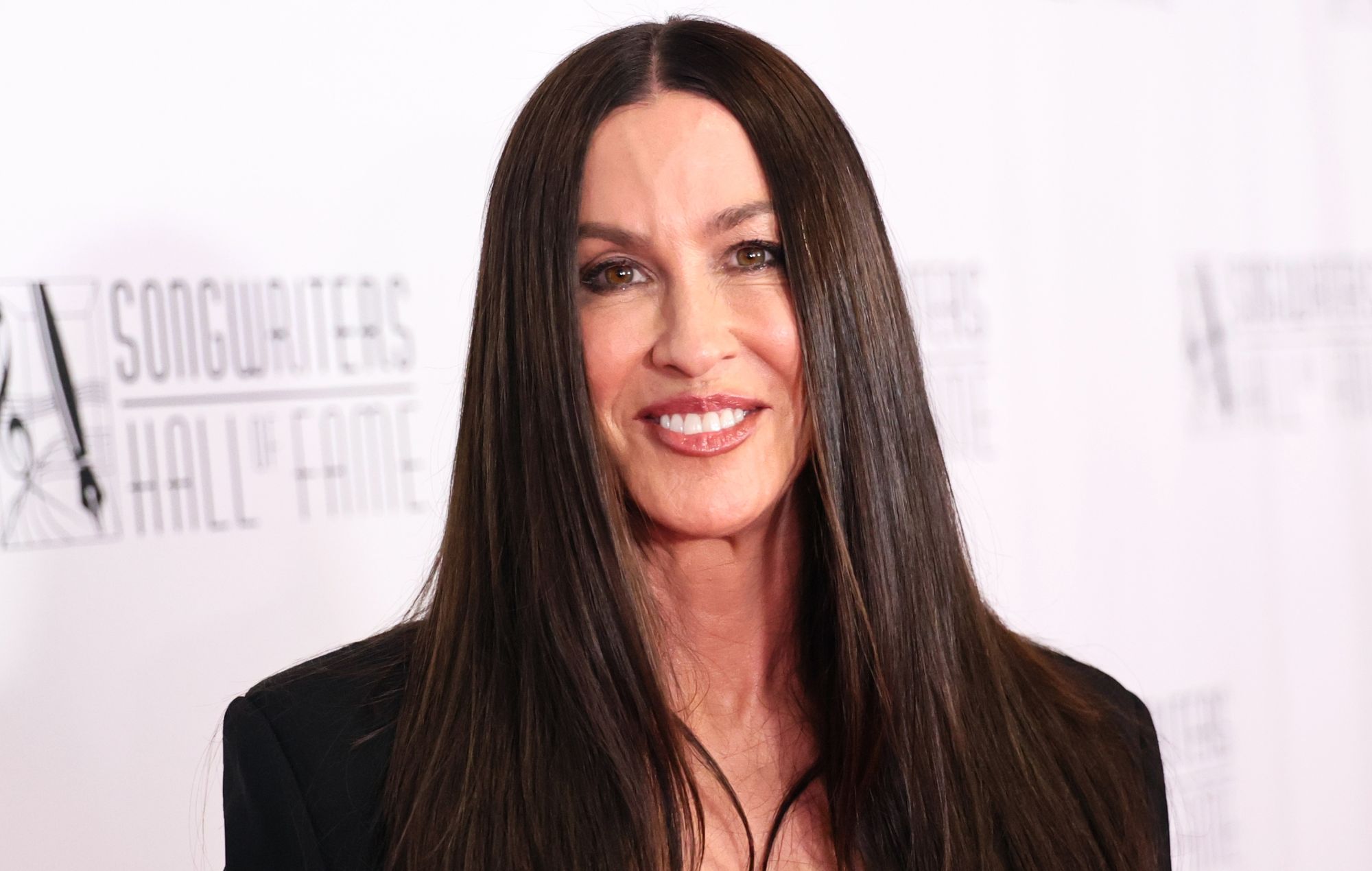 Alanis Morissette accuses ex-tour manager of extortion scheme over airport drugs in lawsuit
