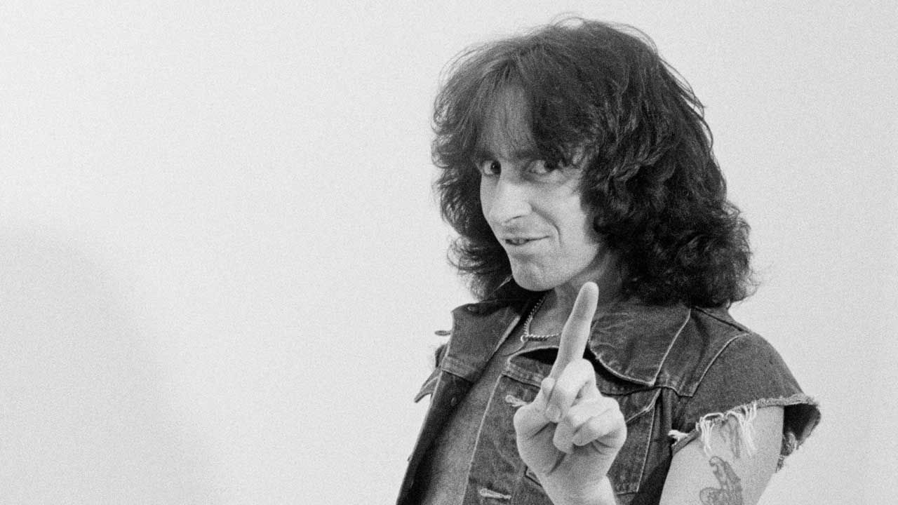 “When I came back, my desk was covered in flowers. That’s who Bon Scott was.” The story of a friendship with a golden-hearted charmer